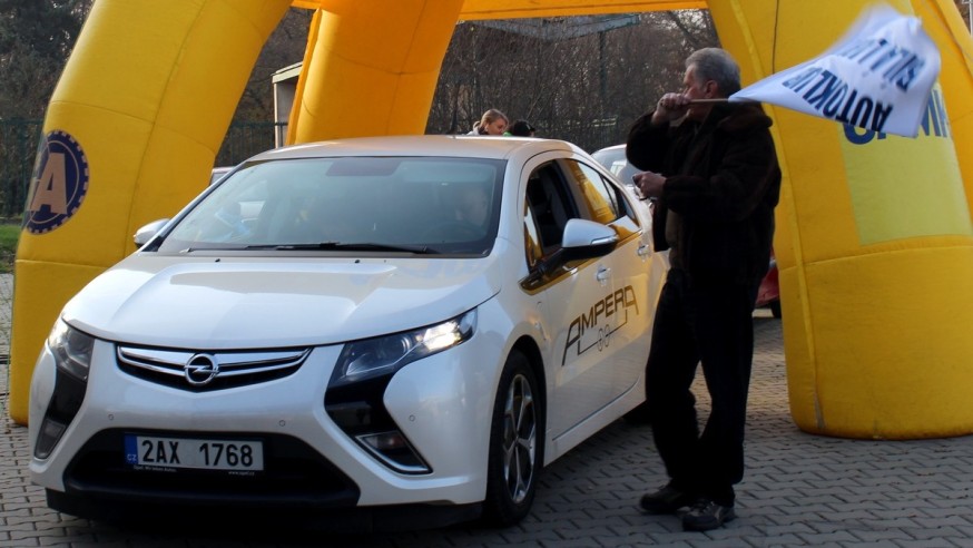 Motorvize na startu Rallye večerní Prahou