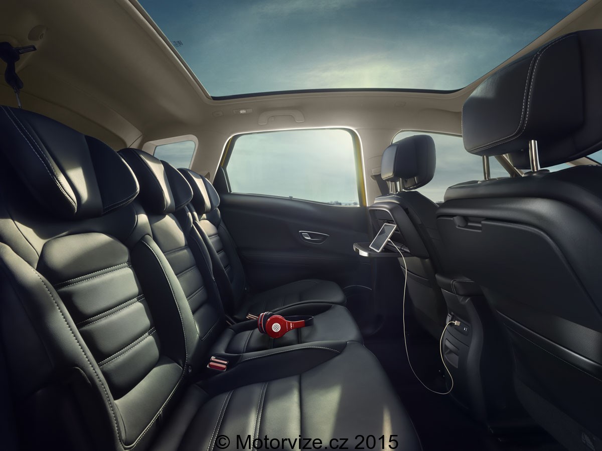 New Renault SCENIC 27 © Mickaël SCHNABEL – Prodigious Production