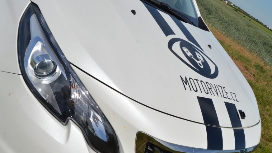 Redakční Peugeot 2008 jde do barev… Motorvize!