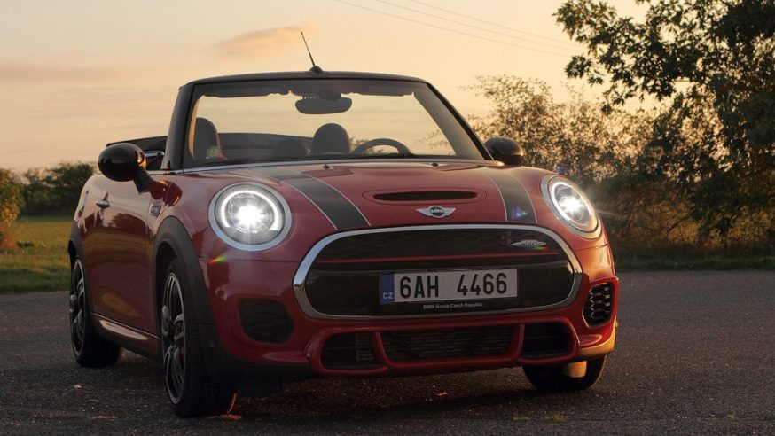 Slunce nad hlavou a vítr ve vlasech: Mini JCW Cabrio