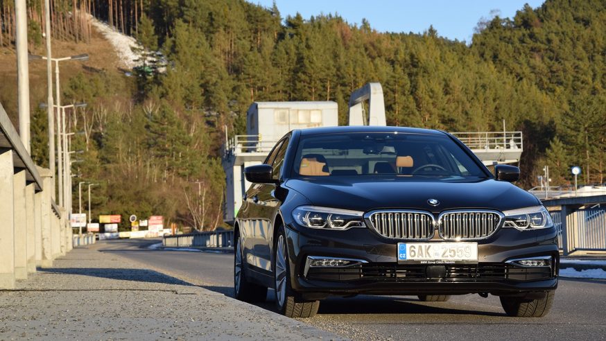BMW 530e iperformance: dálniční koráb alias černá perla se zásuvkou