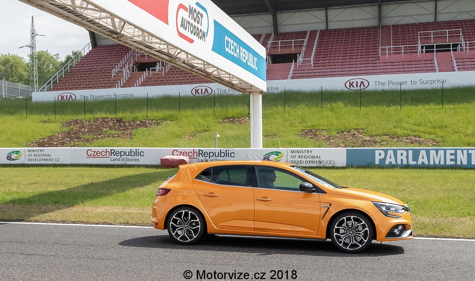 renauPředstavení: Renault Megane RS na Autodromu Mostlt 8