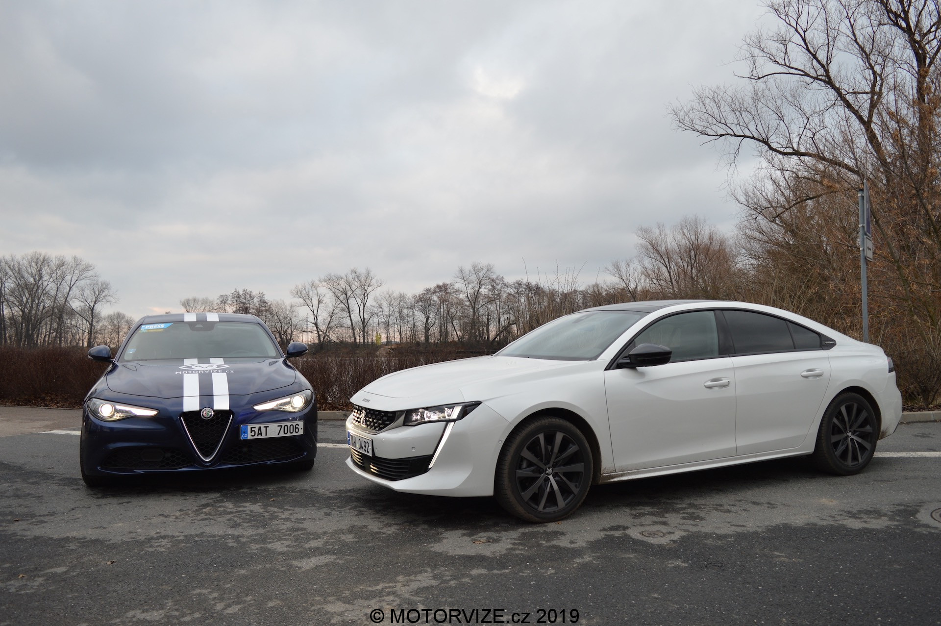 Srovnávací test: 180 koní v naftě (AR Giulia) a v benzínu (Peugeot 508)