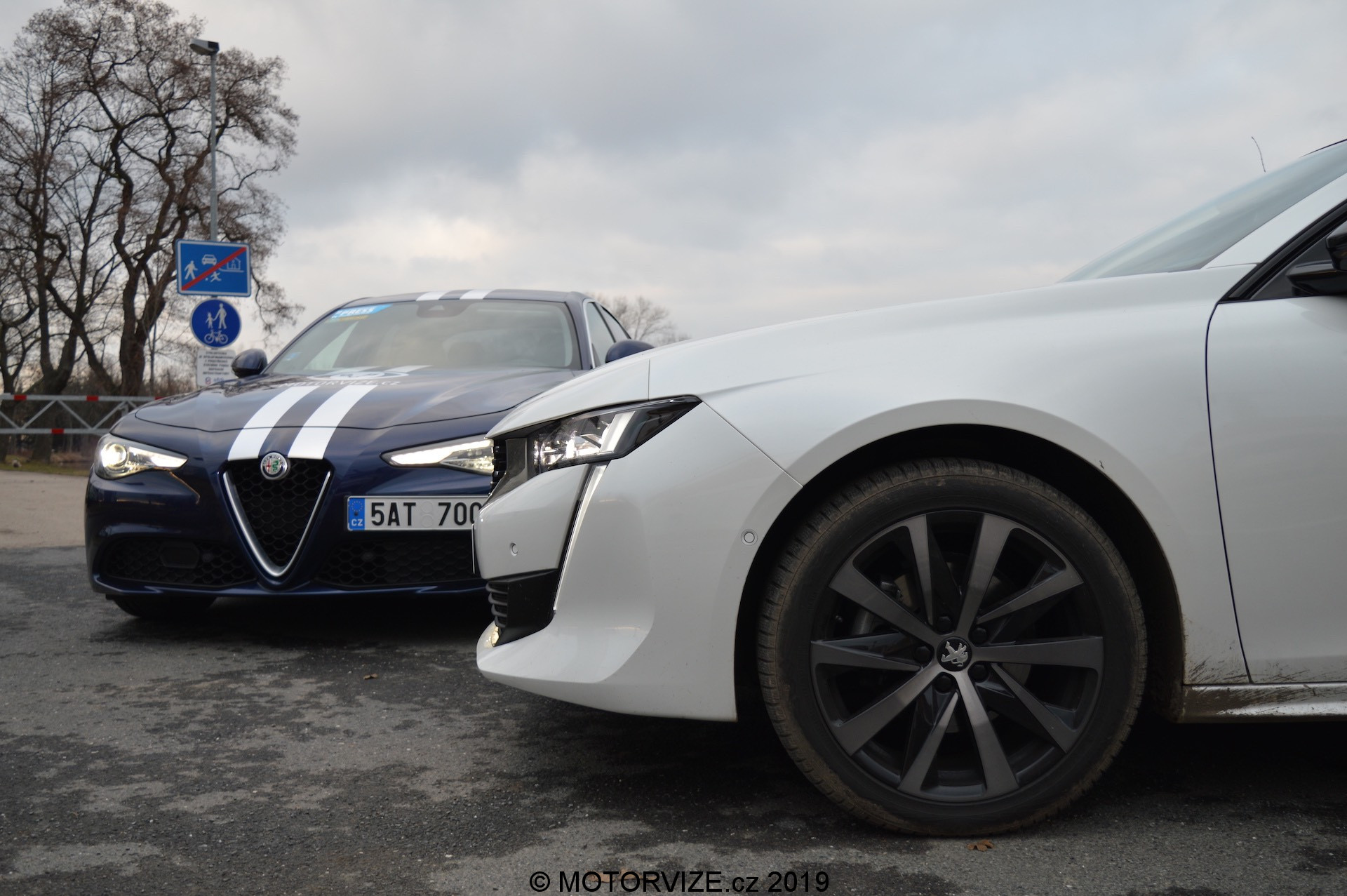 Srovnávací test: 180 koní v naftě (AR Giulia) a v benzínu (Peugeot 508)