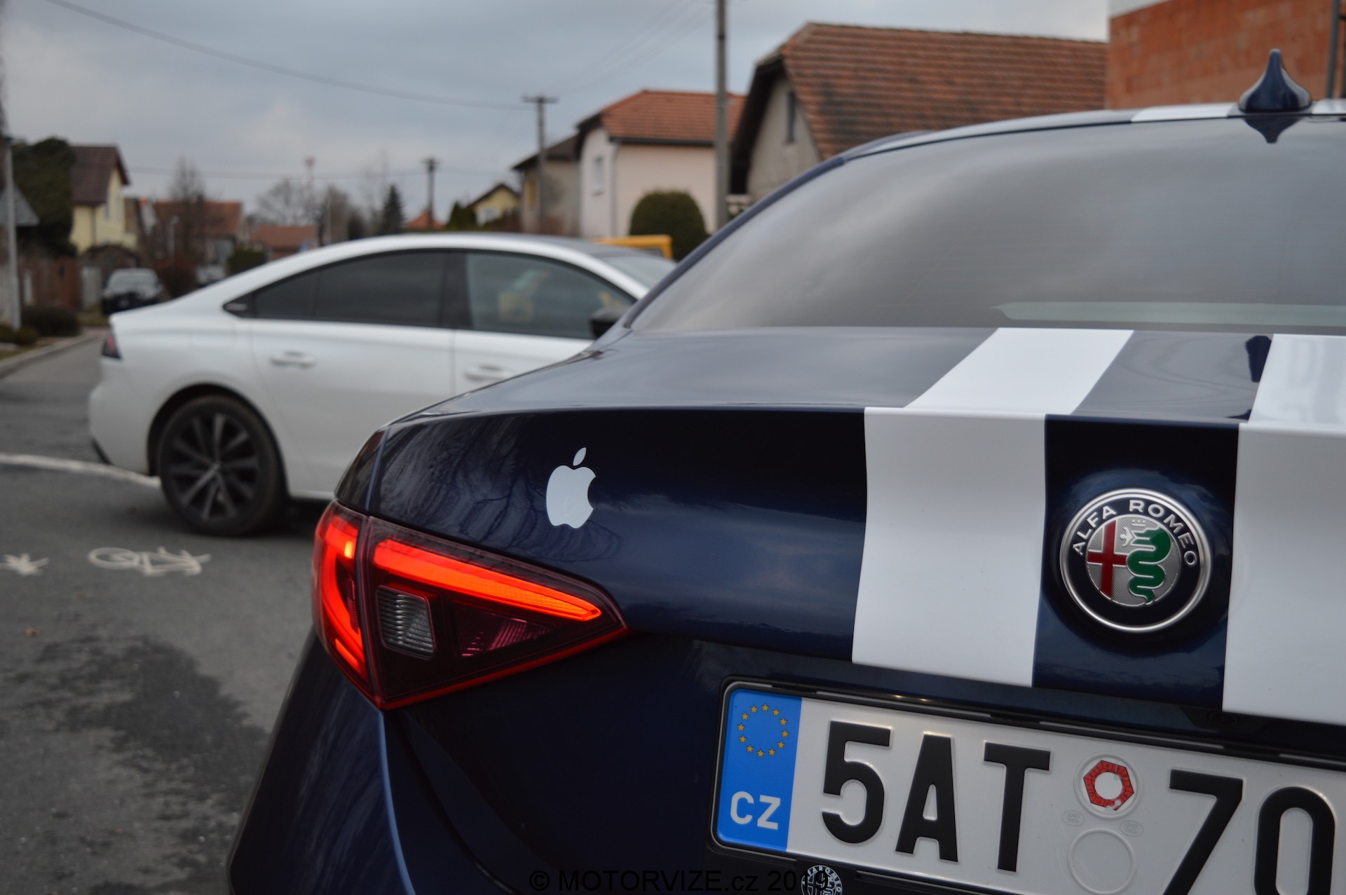 Srovnávací test: 180 koní v naftě (AR Giulia) a v benzínu (Peugeot 508)