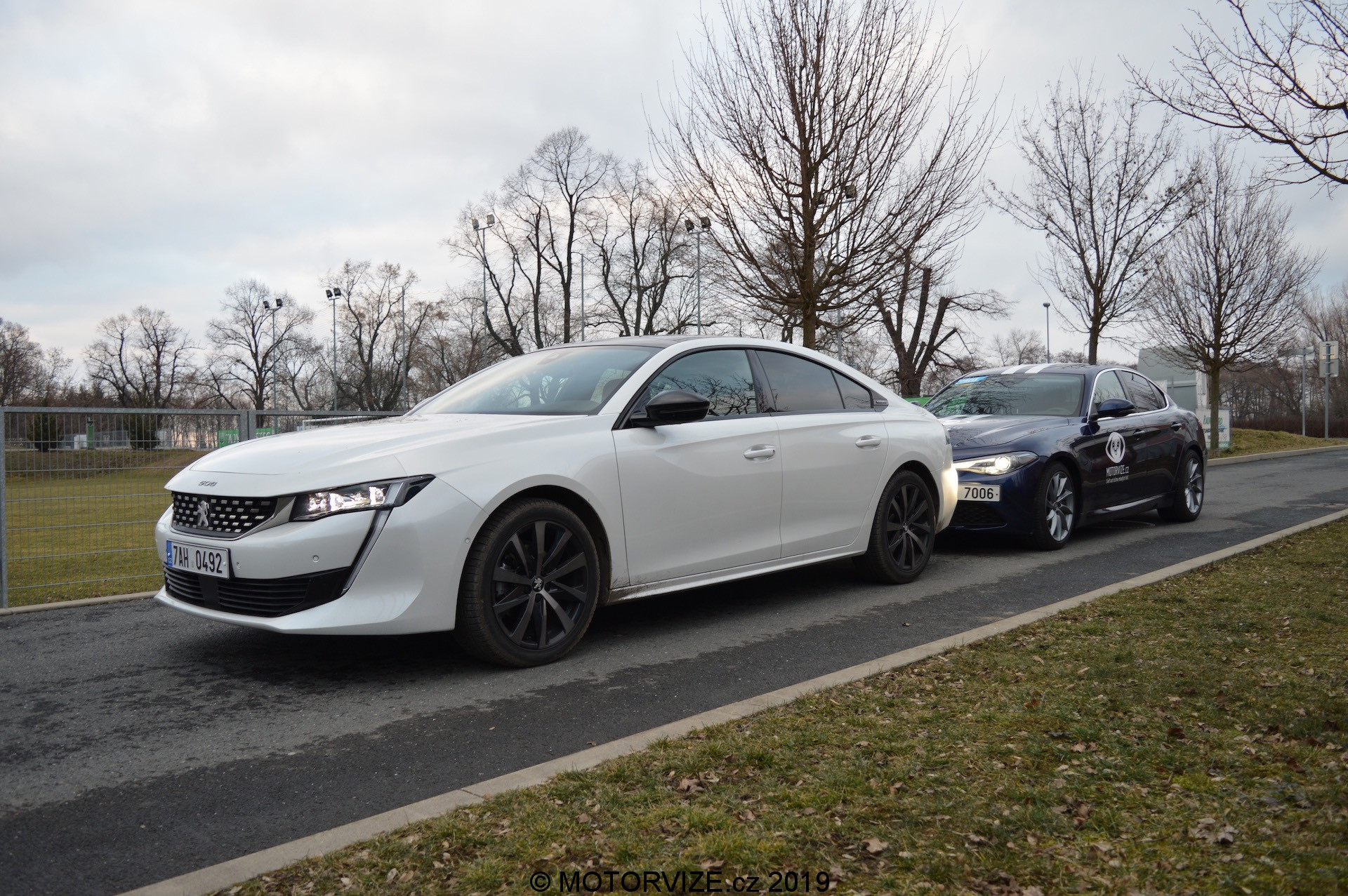 Srovnávací test: 180 koní v naftě (AR Giulia) a v benzínu (Peugeot 508)