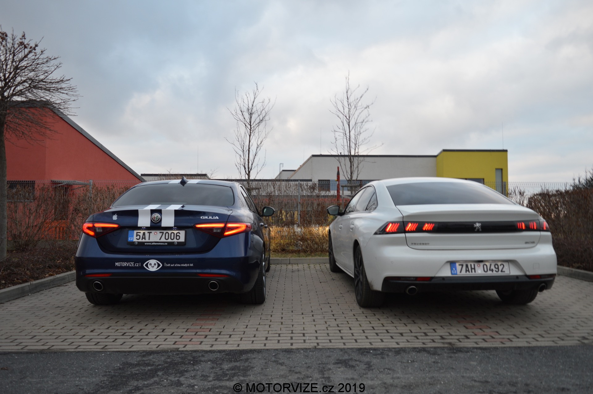Srovnávací test: 180 koní v naftě (AR Giulia) a v benzínu (Peugeot 508)