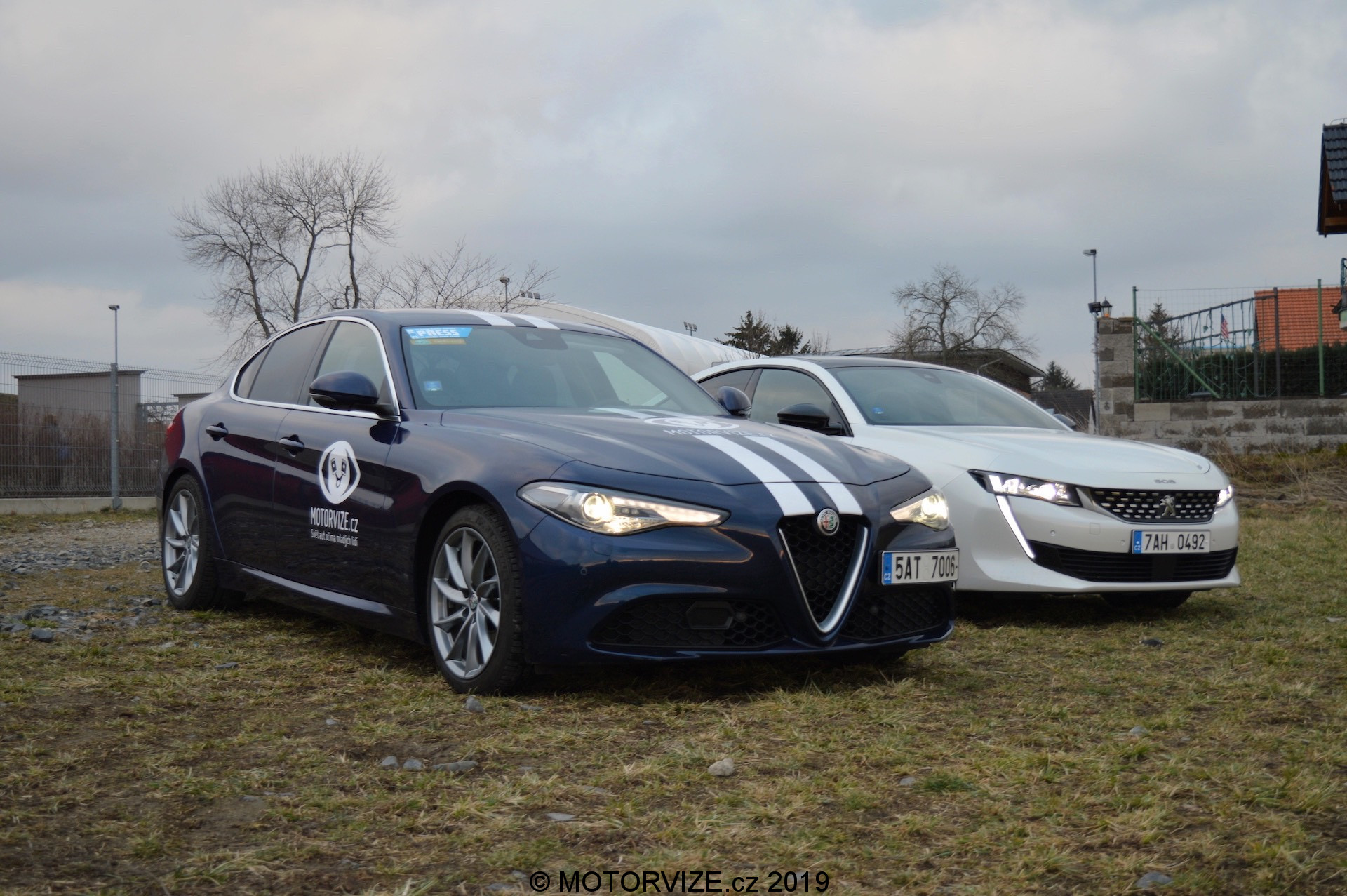 Srovnávací test: 180 koní v naftě (AR Giulia) a v benzínu (Peugeot 508)