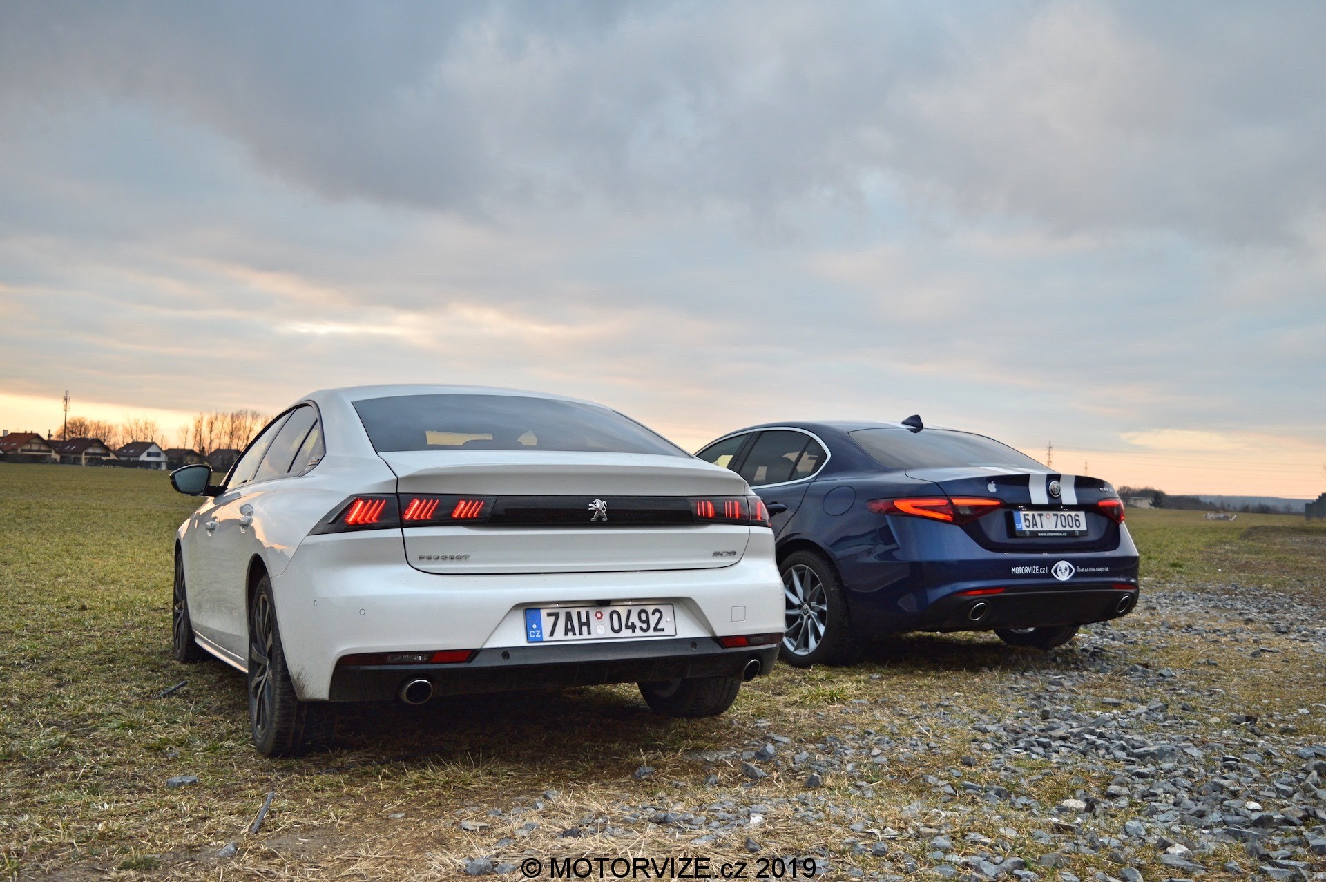 Srovnávací test: 180 koní v naftě (AR Giulia) a v benzínu (Peugeot 508)