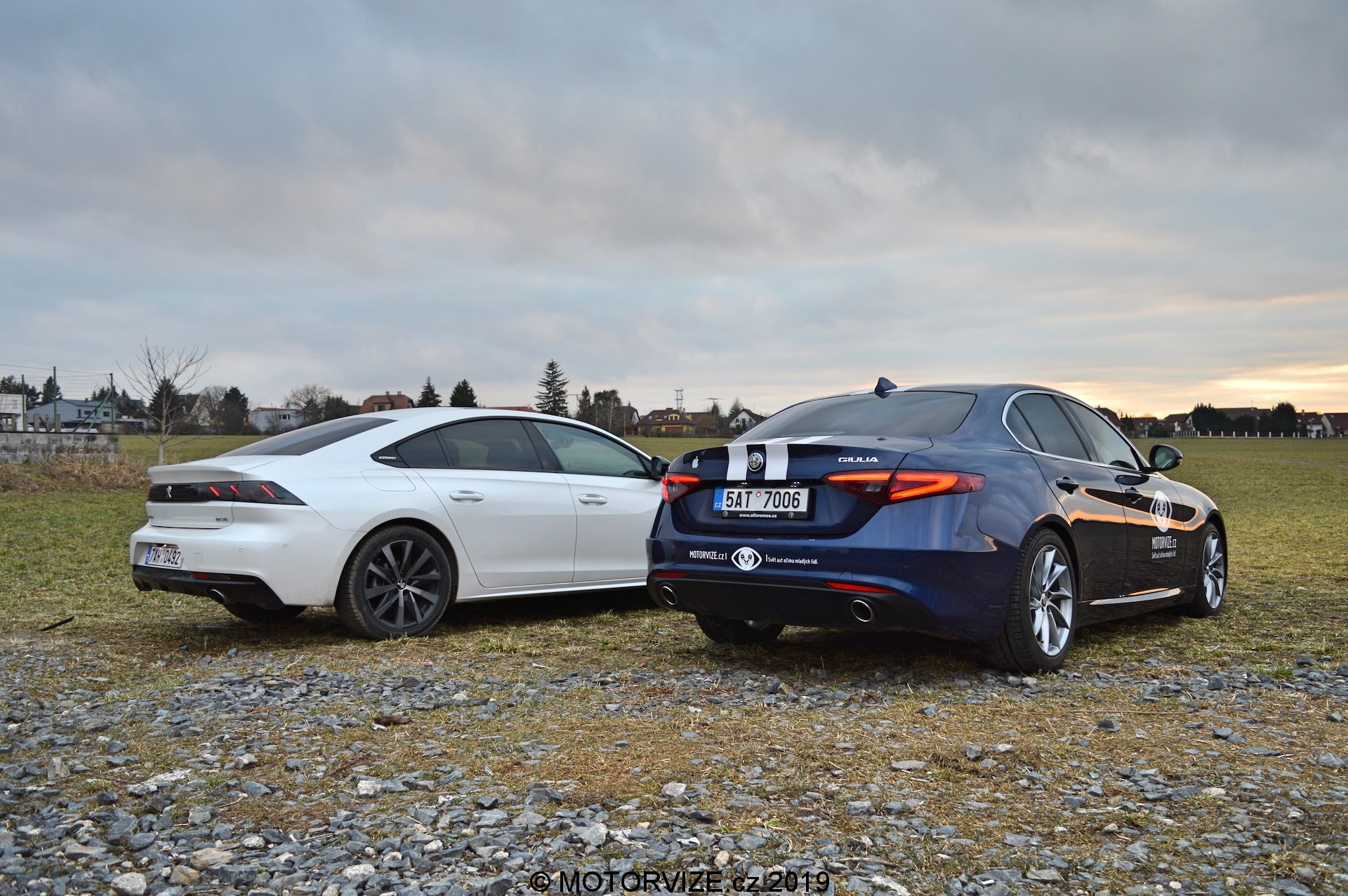Srovnávací test: 180 koní v naftě (AR Giulia) a v benzínu (Peugeot 508)