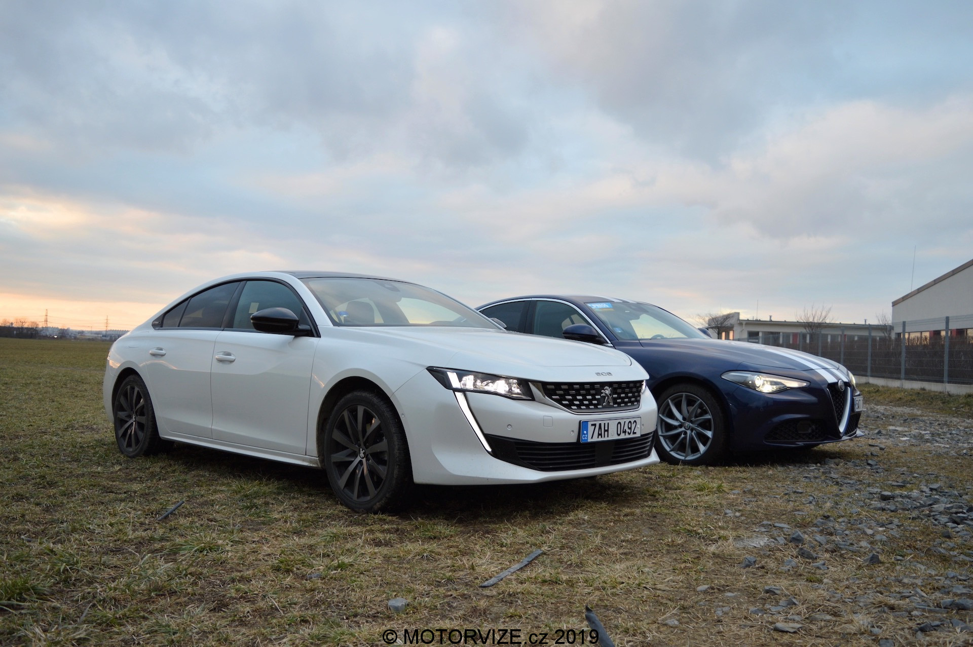 Srovnávací test: 180 koní v naftě (AR Giulia) a v benzínu (Peugeot 508)