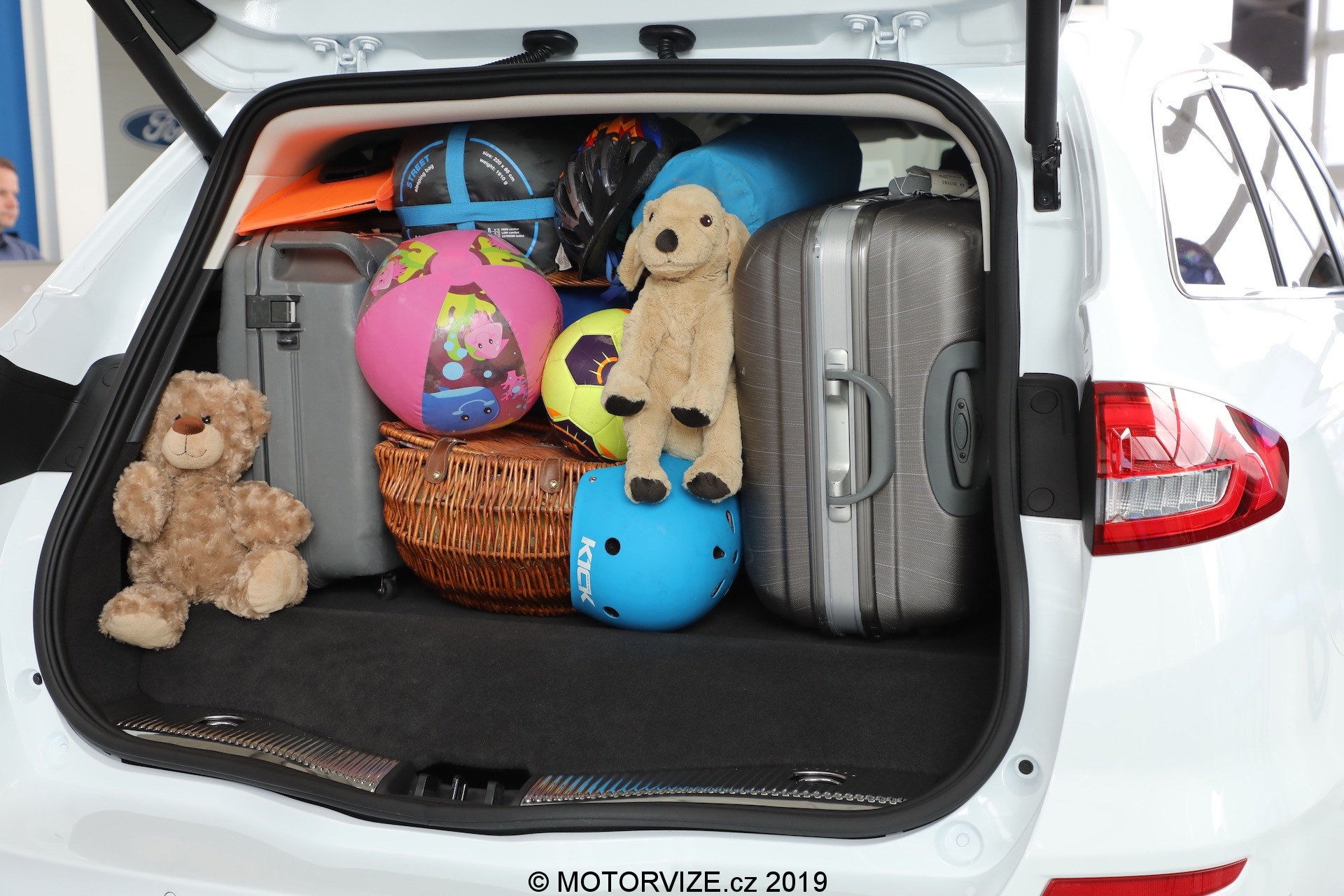 Ford Mondeo Kombi hybrid a první svezení