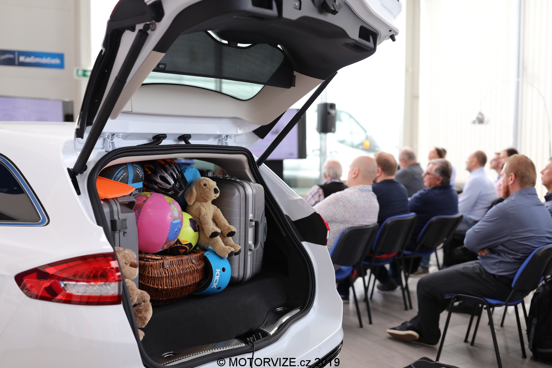 Ford Mondeo Kombi hybrid a první svezení