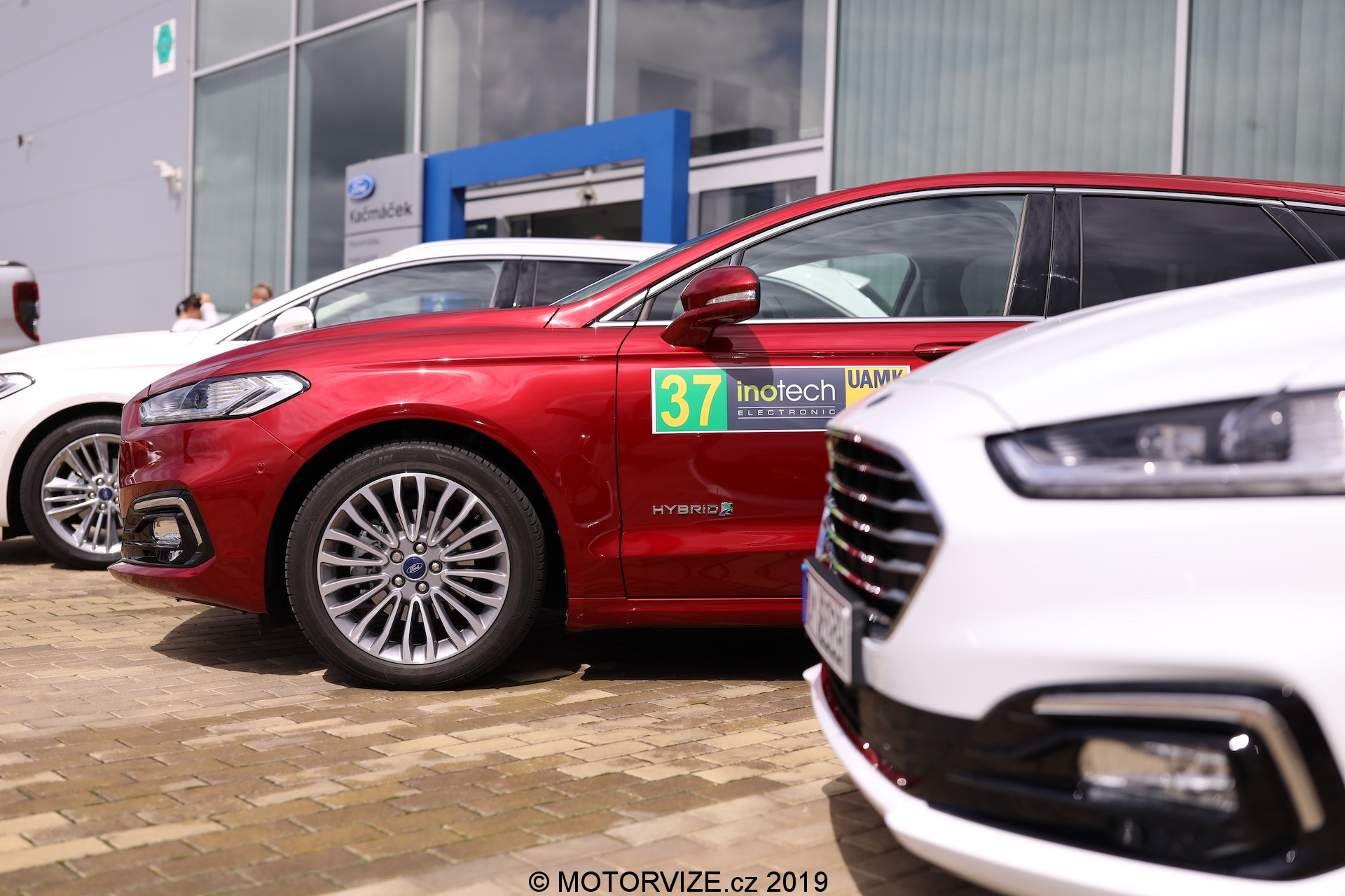 Ford Mondeo Kombi hybrid a první svezení