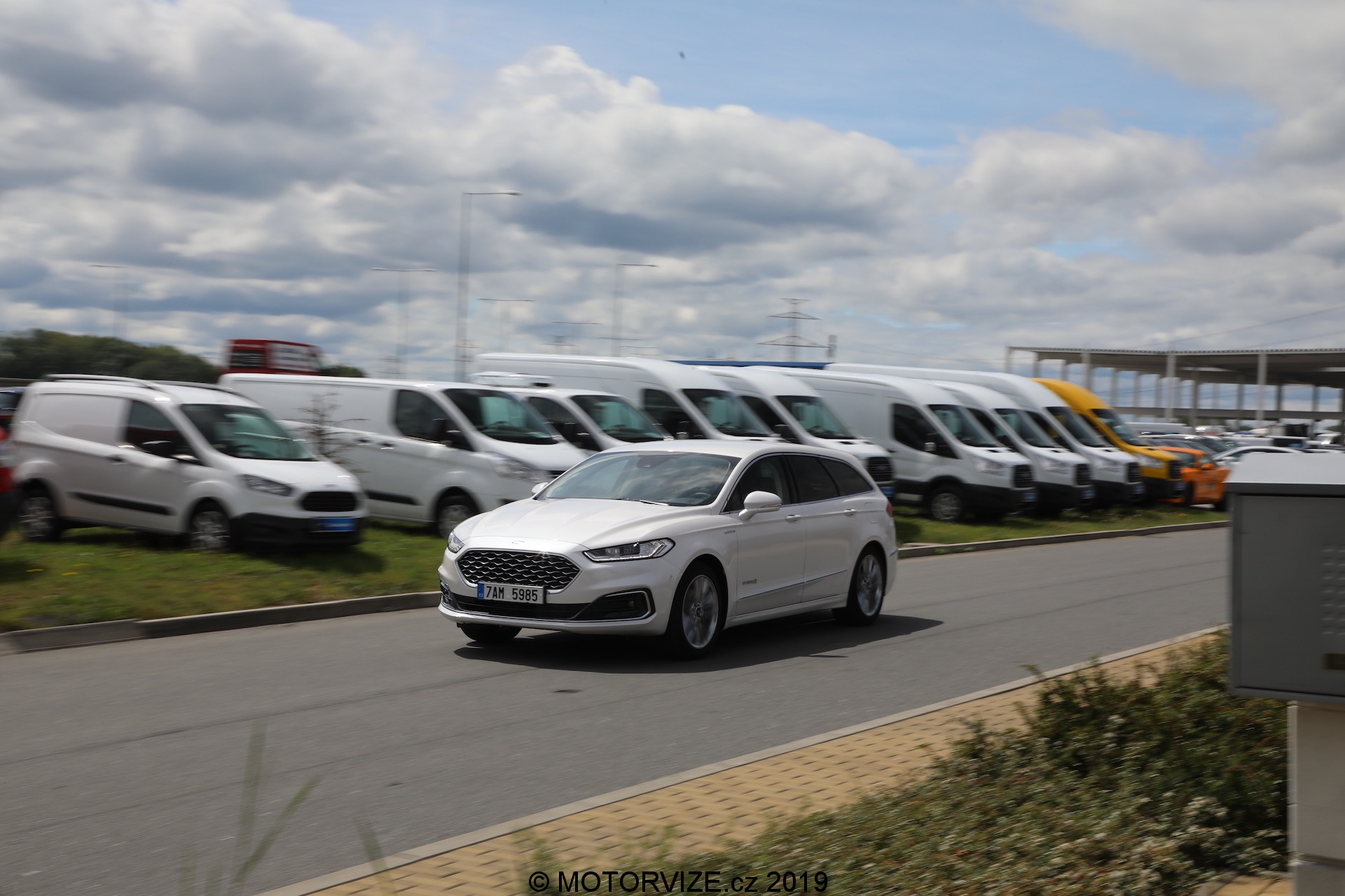 Ford Mondeo Kombi hybrid a první svezení