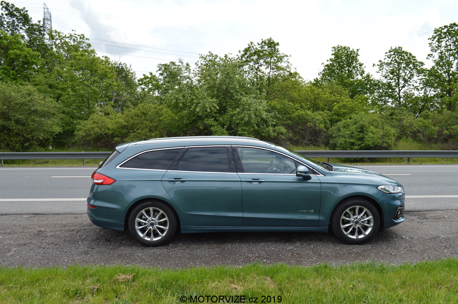 Ford Mondeo Kombi hybrid a první svezení