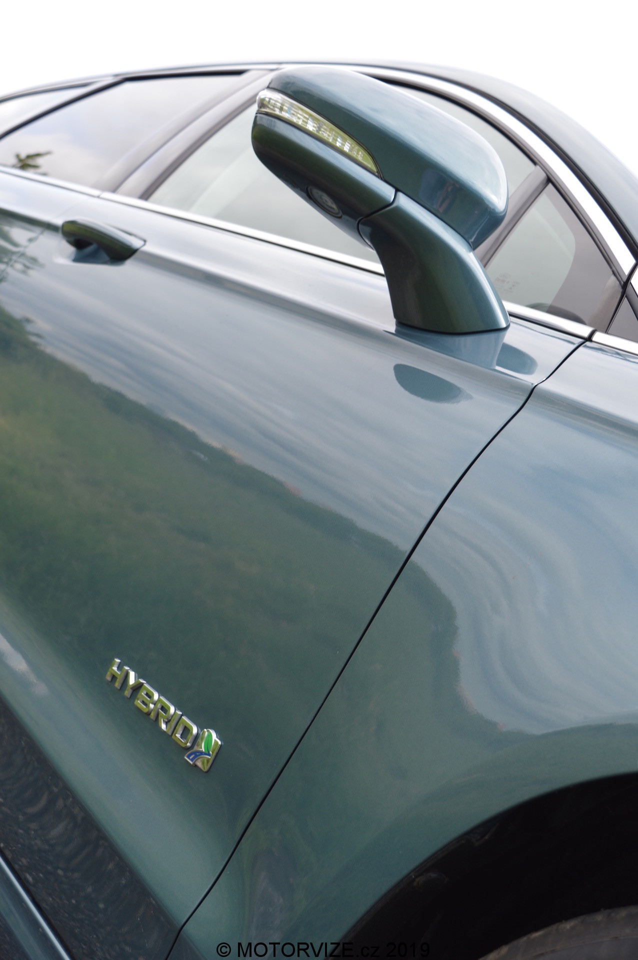 Ford Mondeo Kombi hybrid a první svezení