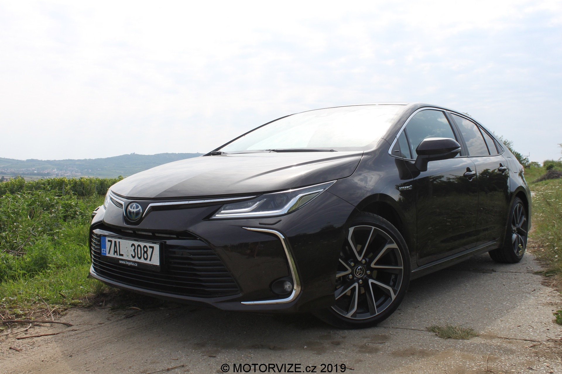 TEST: Toyota Corolla Sedan 1.8 Hybrid (2019)