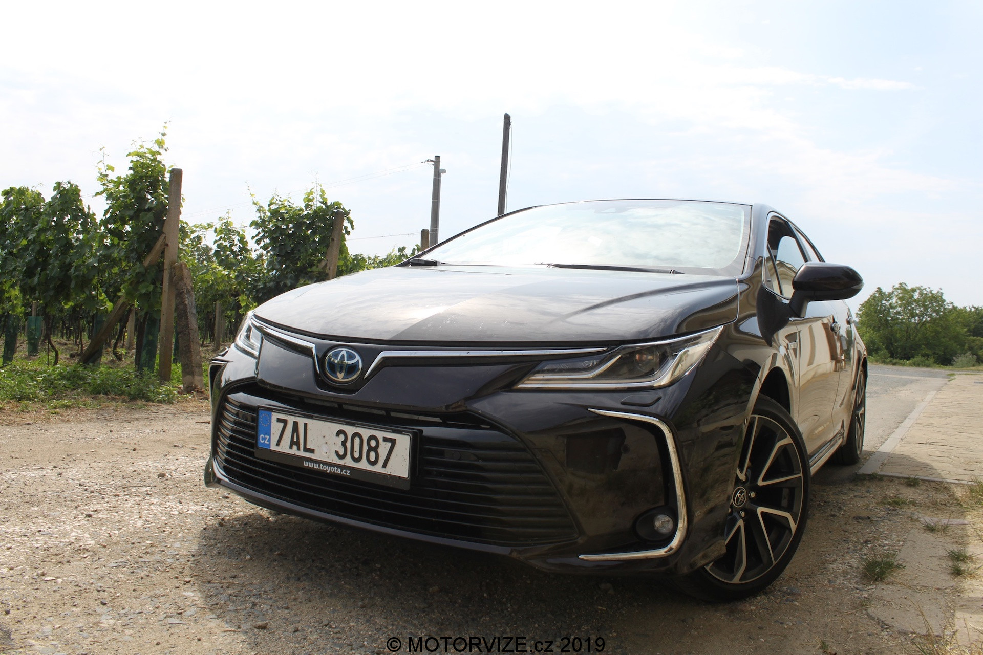TEST: Toyota Corolla Sedan 1.8 Hybrid (2019)