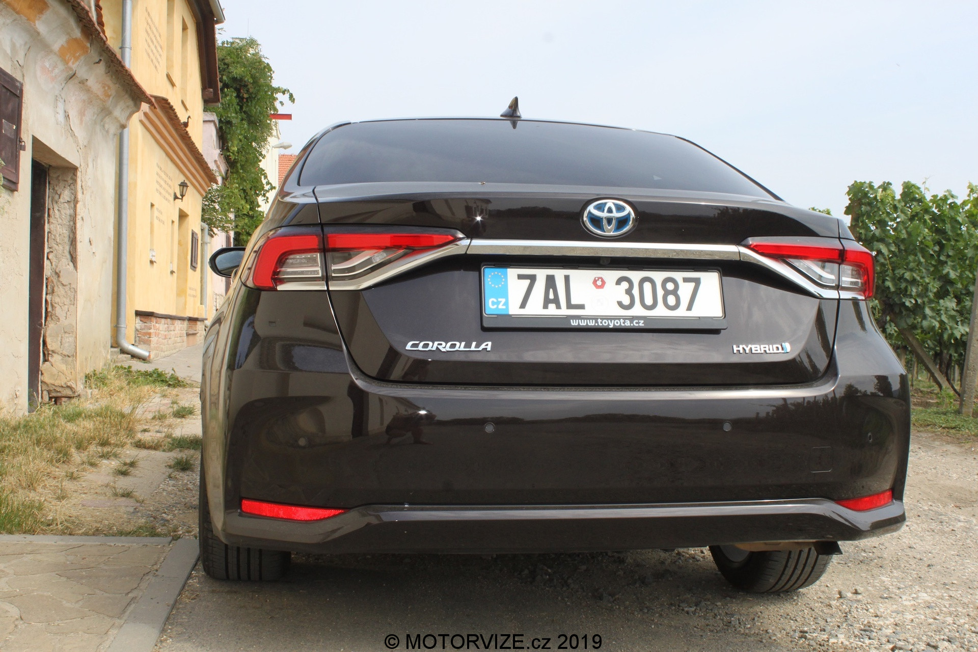 TEST: Toyota Corolla Sedan 1.8 Hybrid (2019)