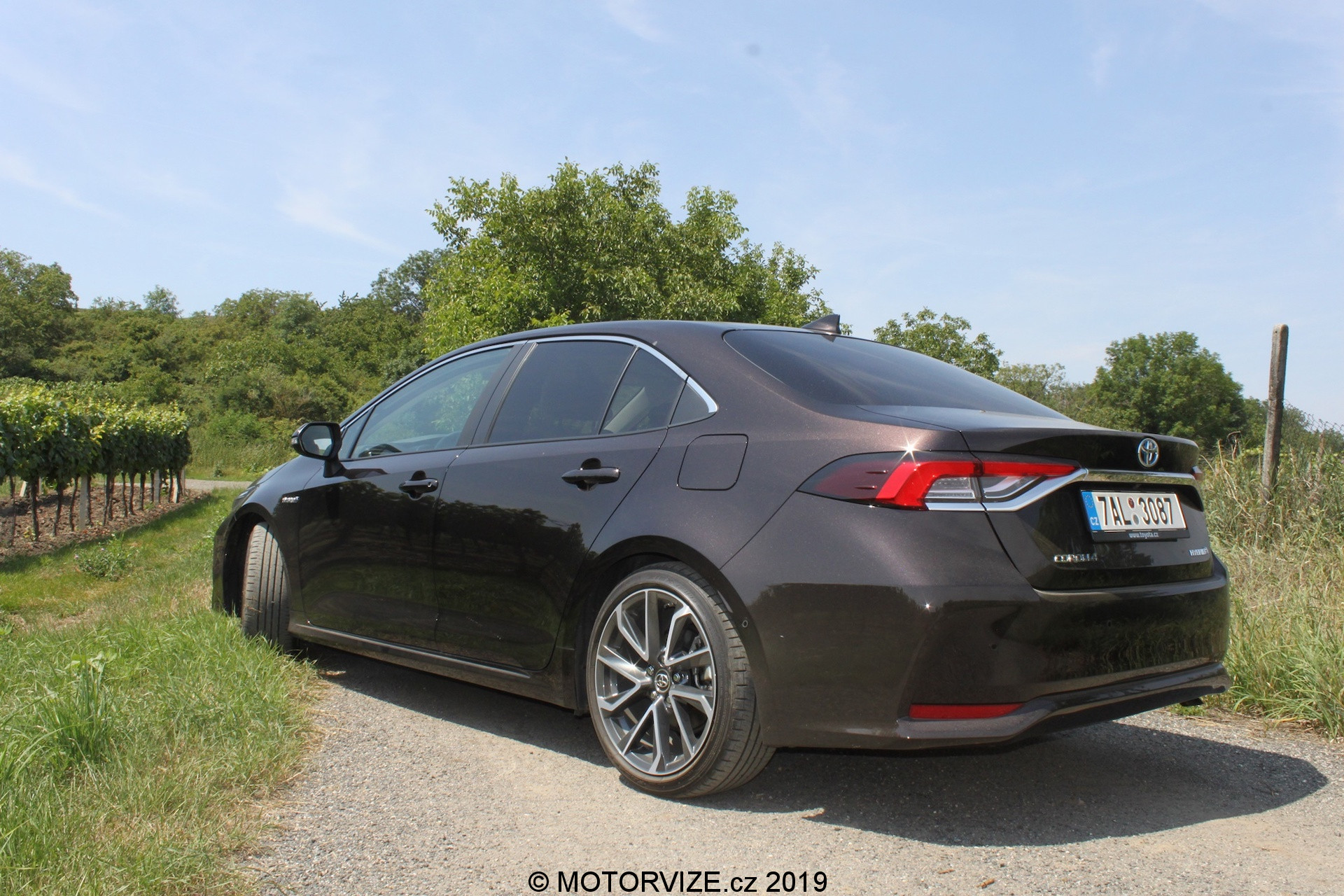 TEST: Toyota Corolla Sedan 1.8 Hybrid (2019)