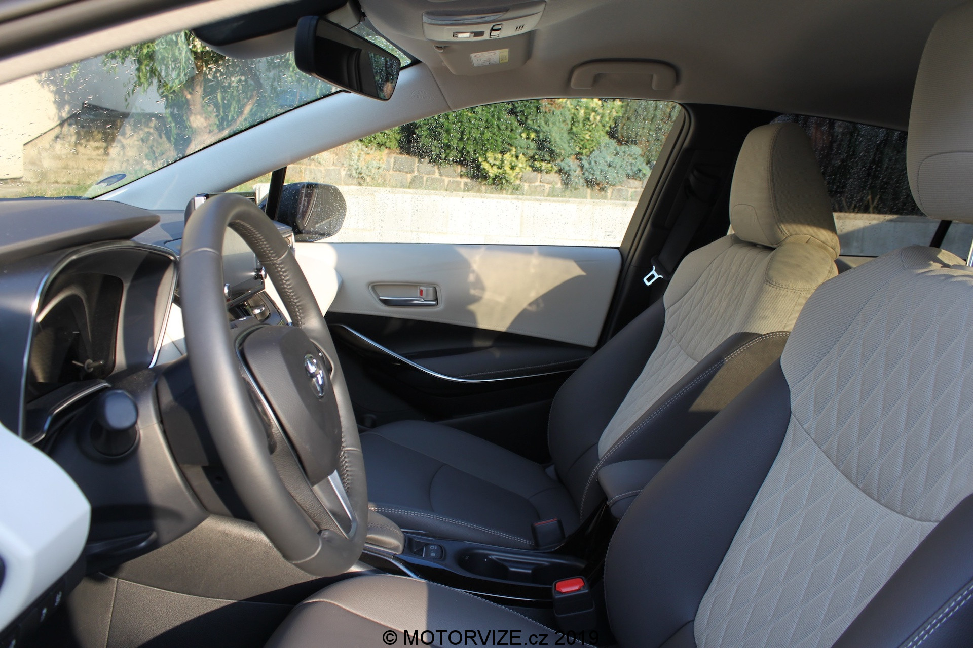 TEST: Toyota Corolla Sedan 1.8 Hybrid (2019)