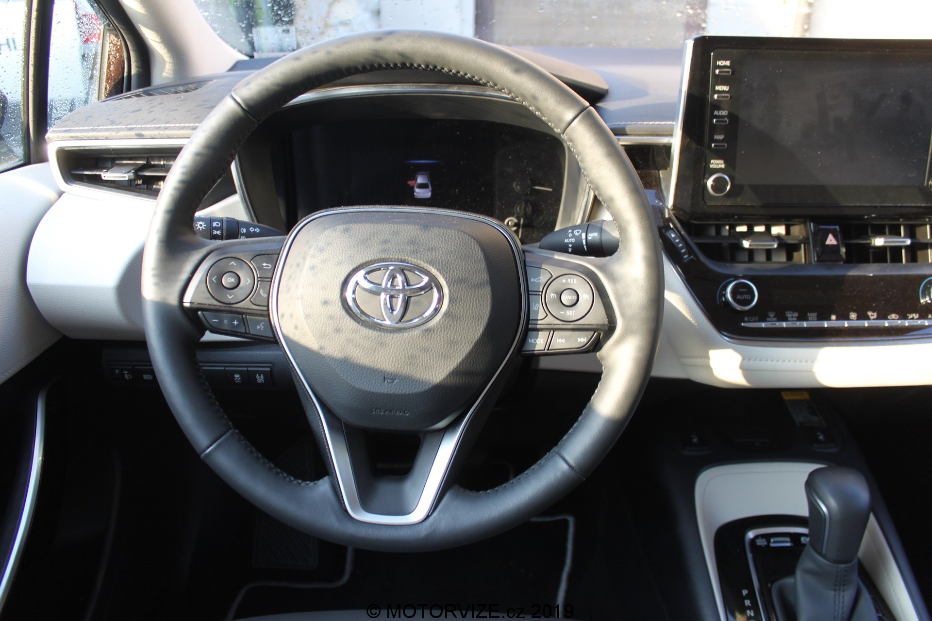 TEST: Toyota Corolla Sedan 1.8 Hybrid (2019)