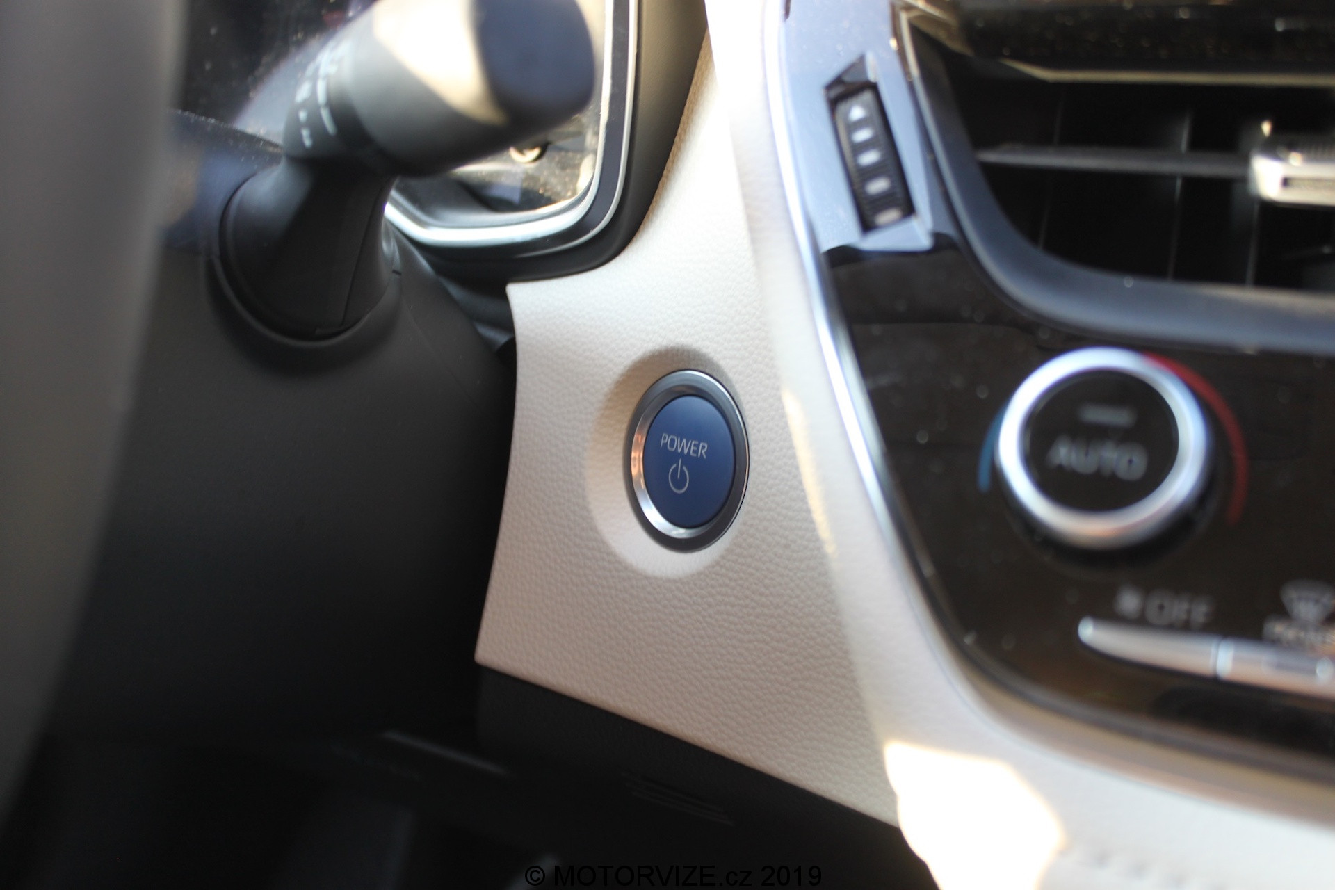 TEST: Toyota Corolla Sedan 1.8 Hybrid (2019)