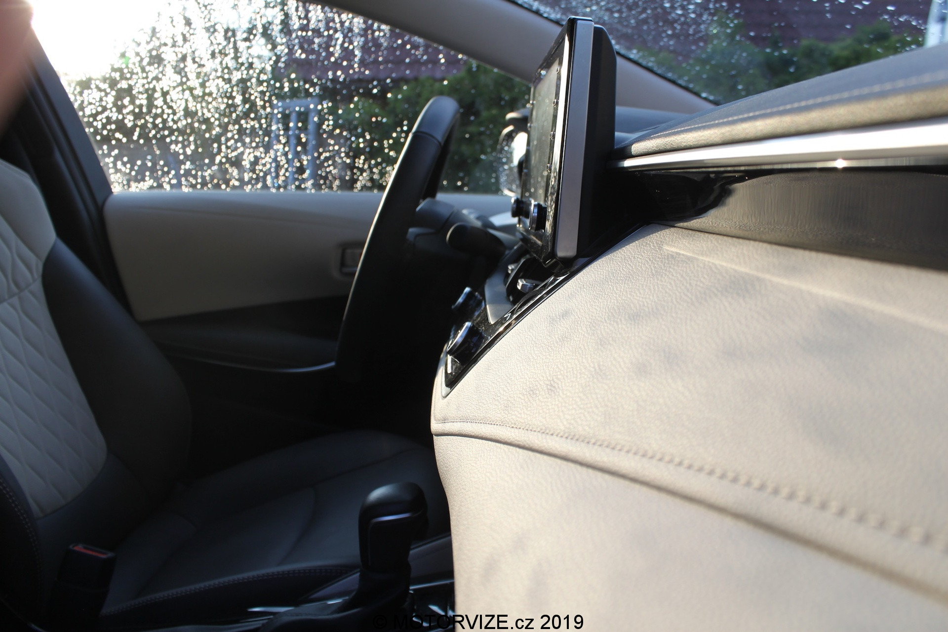 TEST: Toyota Corolla Sedan 1.8 Hybrid (2019)