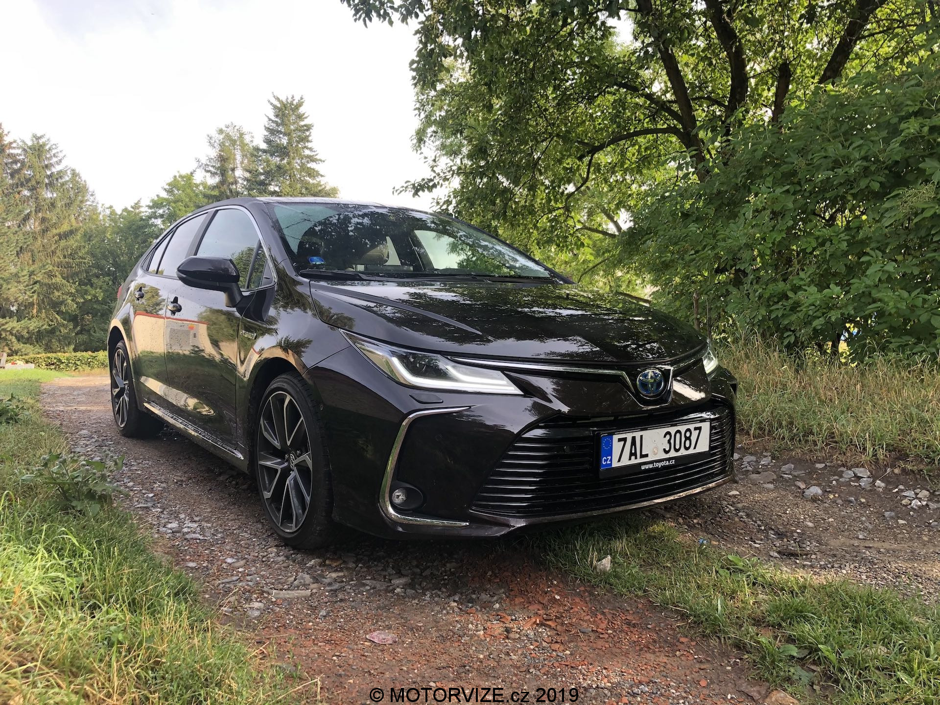 TEST: Toyota Corolla Sedan 1.8 Hybrid (2019)