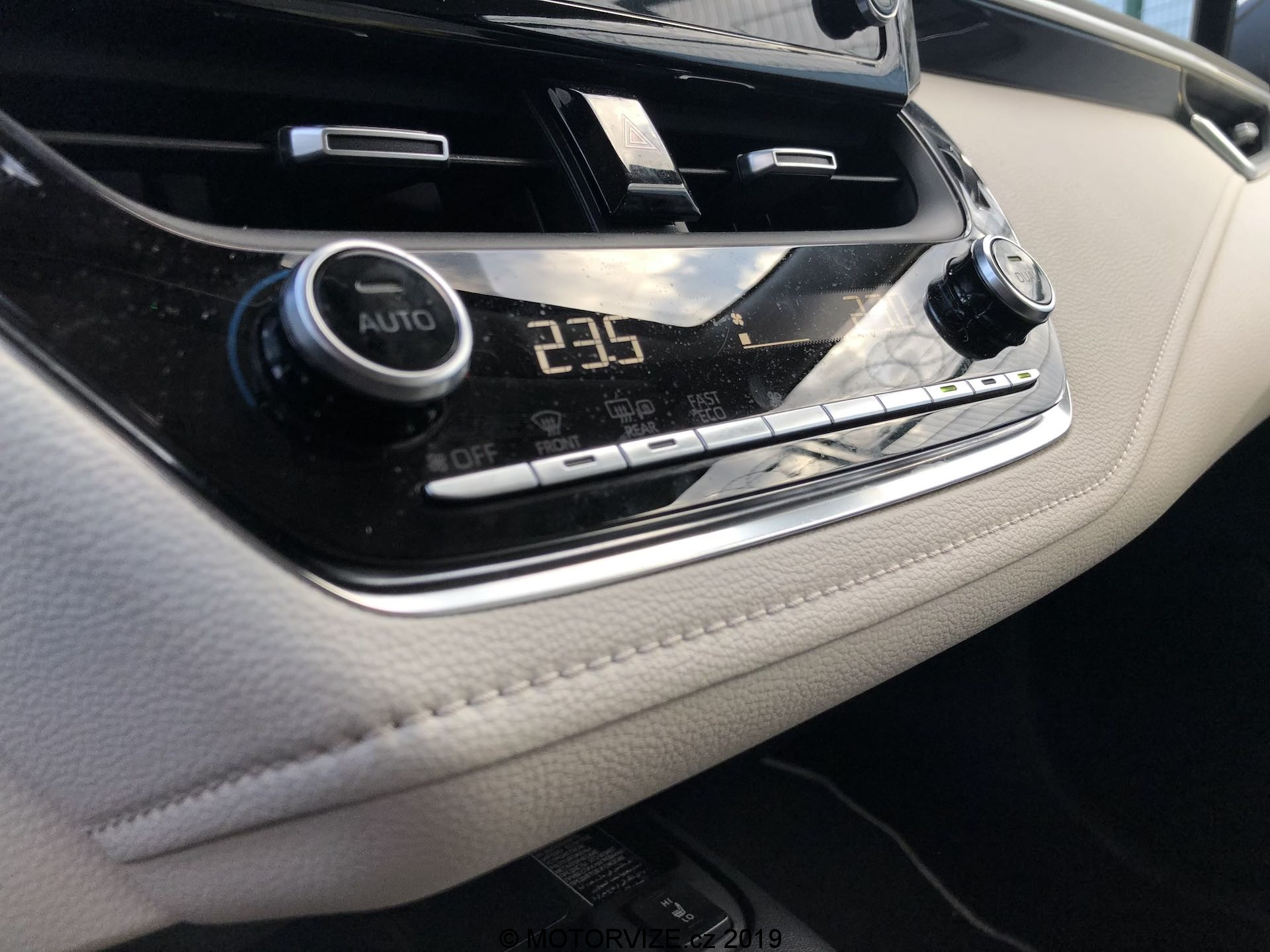 TEST: Toyota Corolla Sedan 1.8 Hybrid (2019)