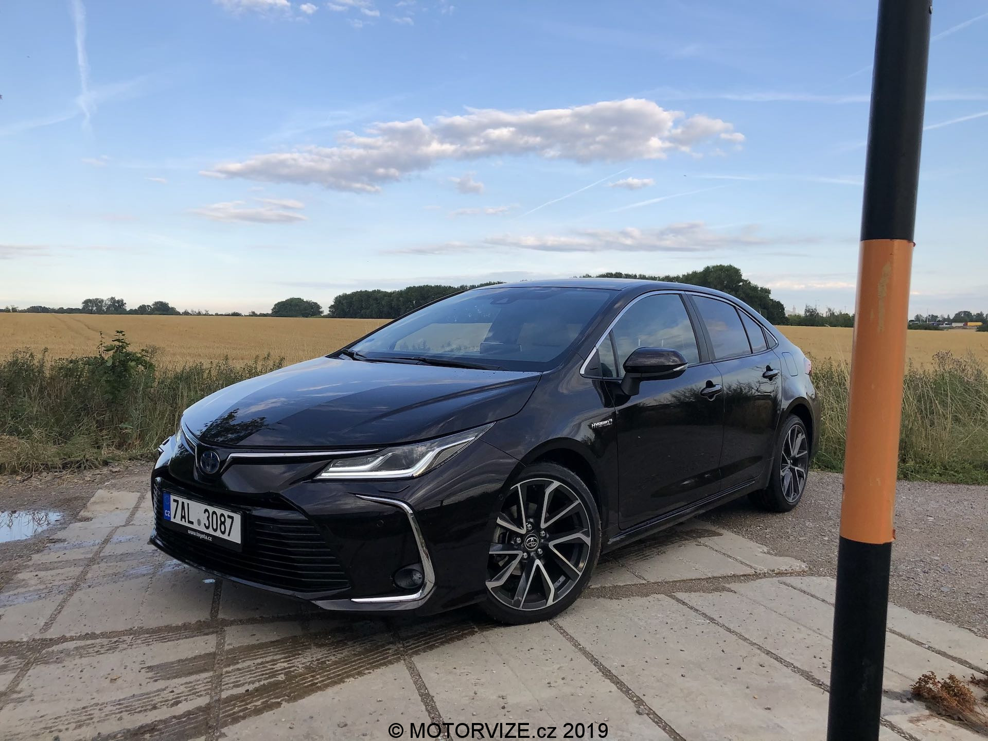 TEST: Toyota Corolla Sedan 1.8 Hybrid (2019)