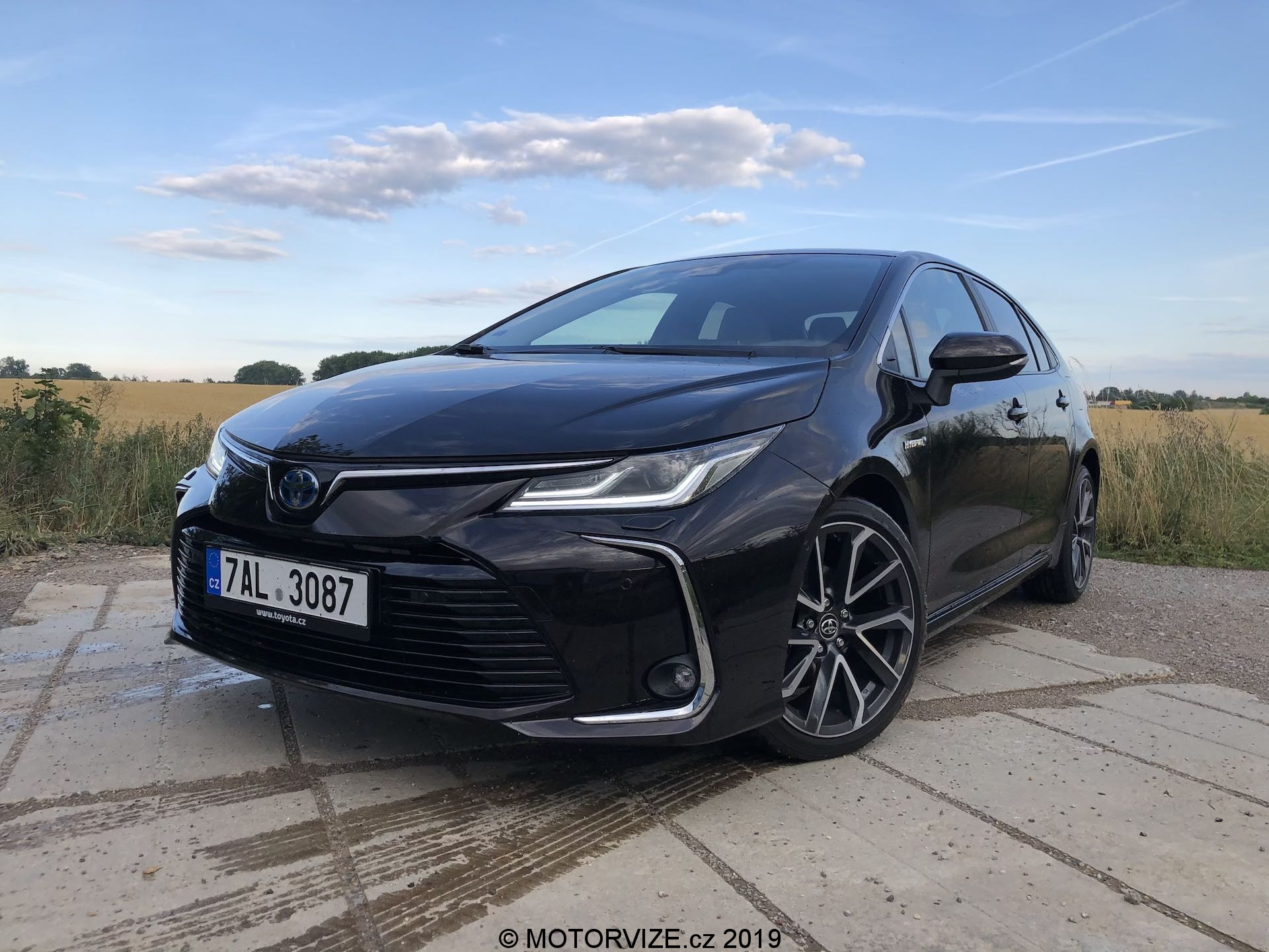 TEST: Toyota Corolla Sedan 1.8 Hybrid (2019)
