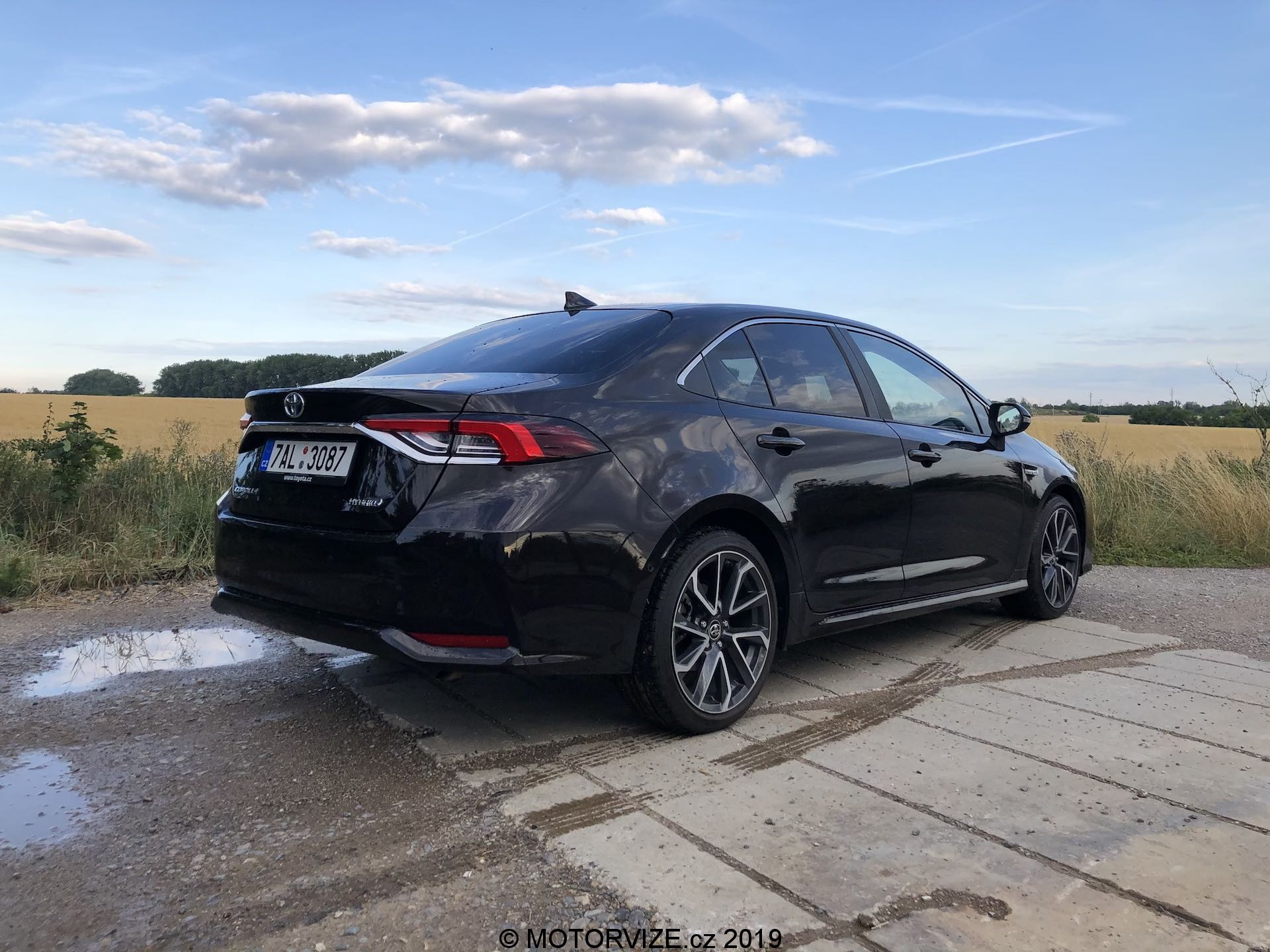 TEST: Toyota Corolla Sedan 1.8 Hybrid (2019)
