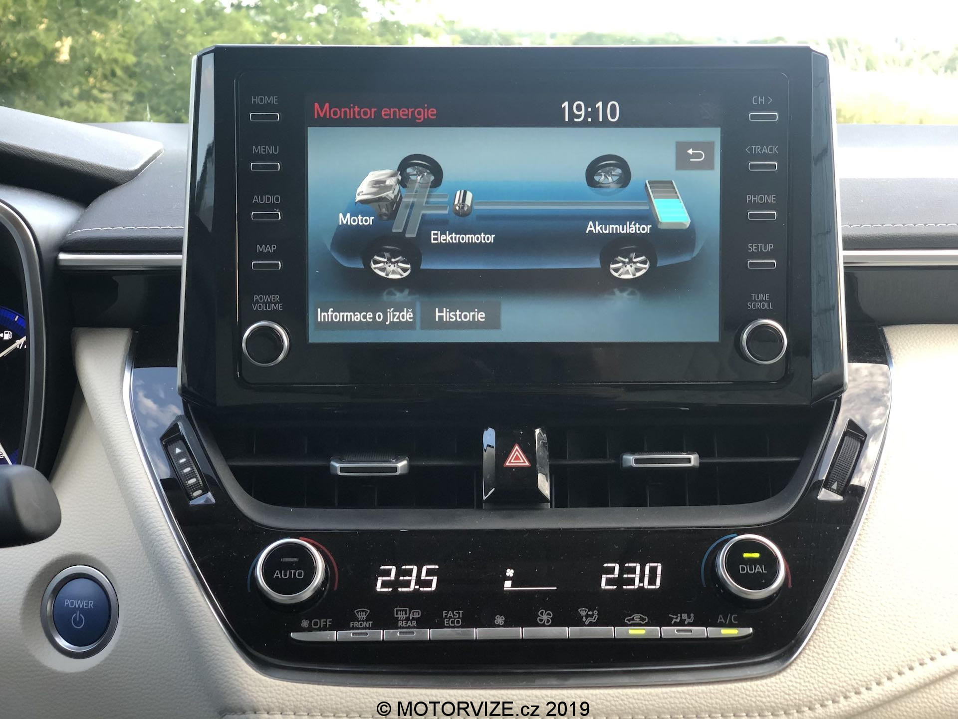 TEST: Toyota Corolla Sedan 1.8 Hybrid (2019)