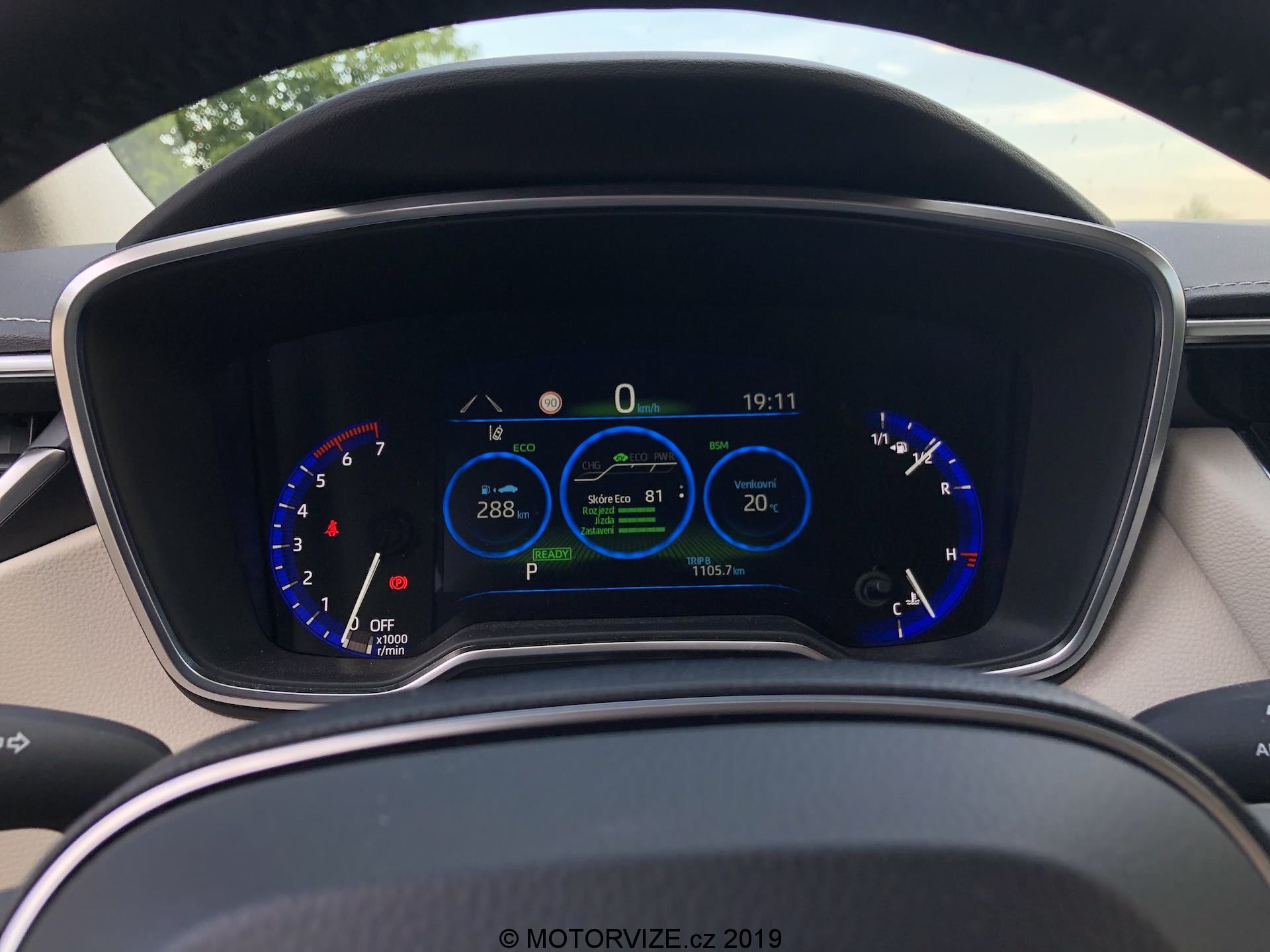 TEST: Toyota Corolla Sedan 1.8 Hybrid (2019)