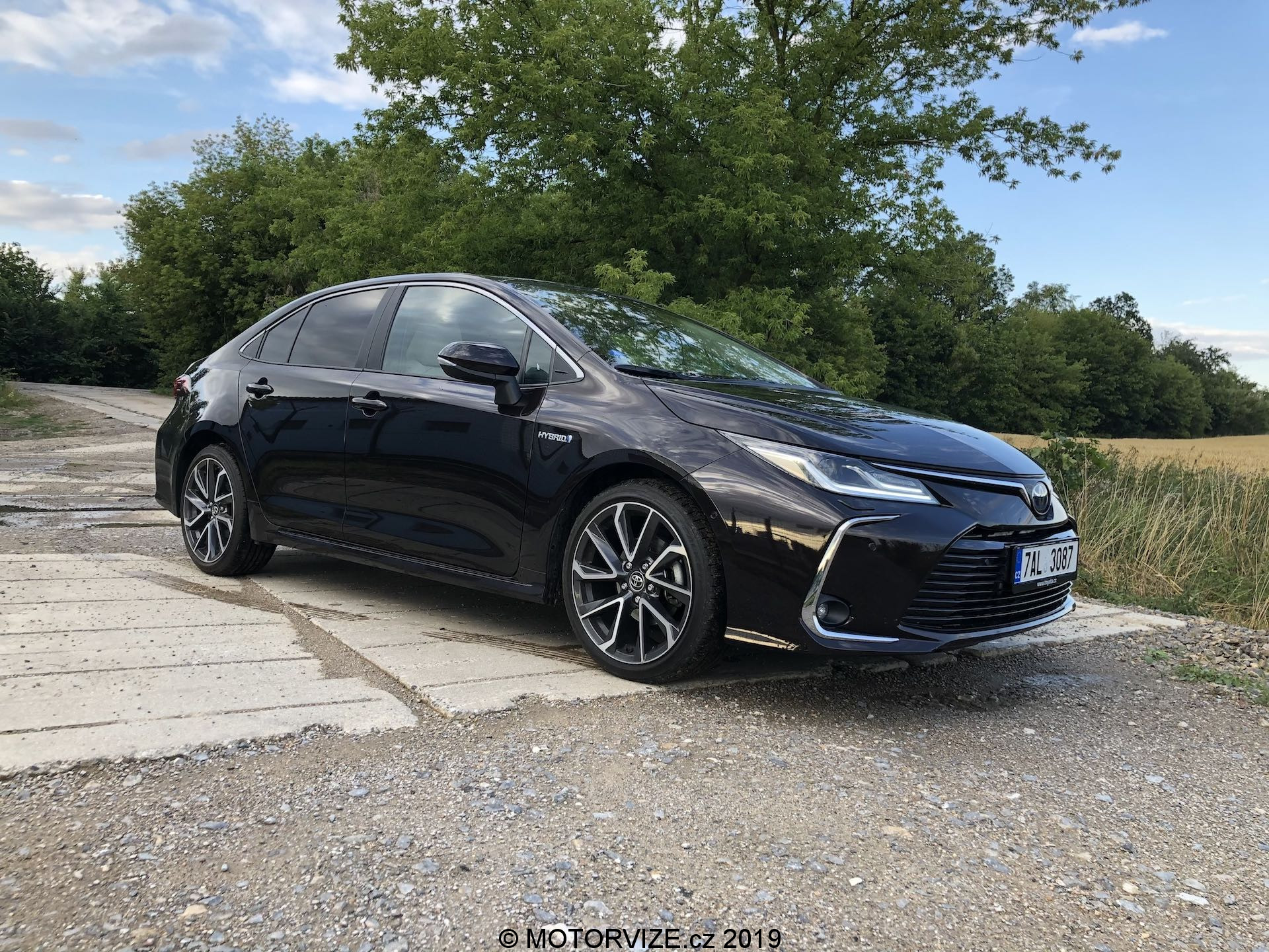 TEST: Toyota Corolla Sedan 1.8 Hybrid (2019)