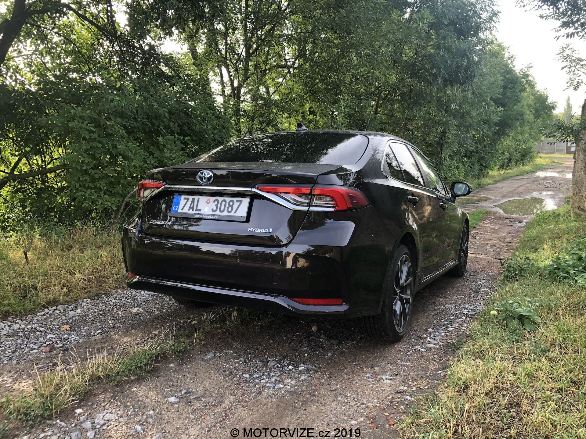 TEST: Toyota Corolla Sedan 1.8 Hybrid (2019)