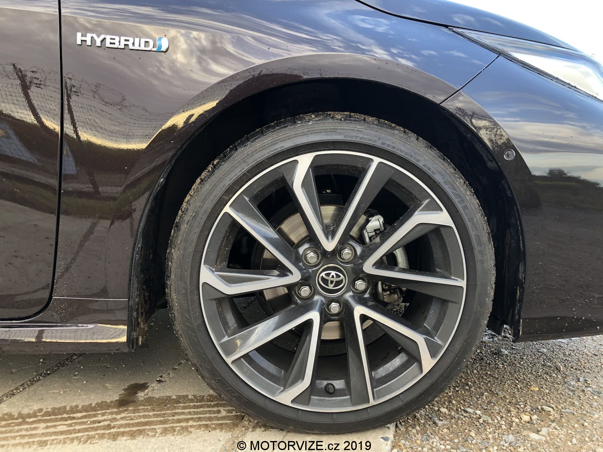 TEST: Toyota Corolla Sedan 1.8 Hybrid (2019)