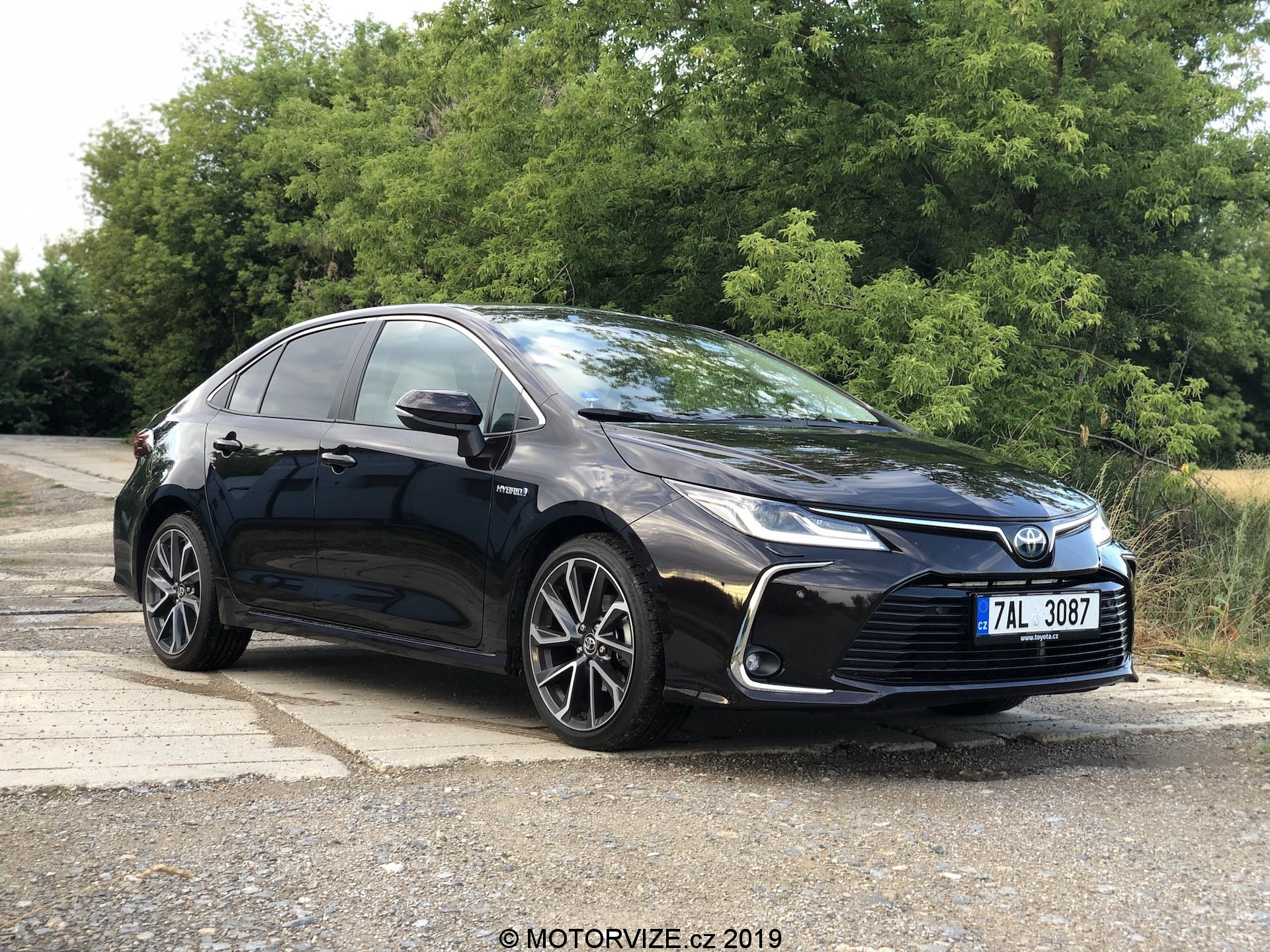 TEST: Toyota Corolla Sedan 1.8 Hybrid (2019)