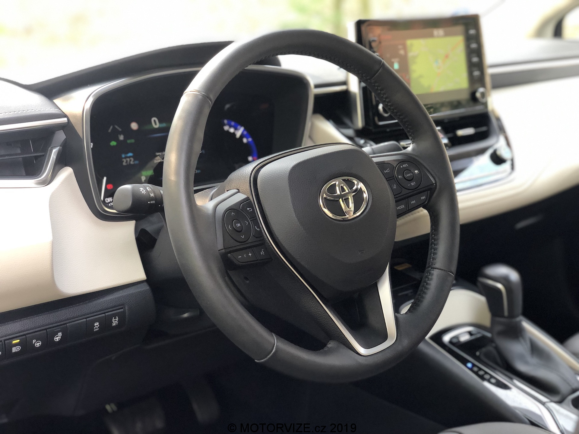 TEST: Toyota Corolla Sedan 1.8 Hybrid (2019)