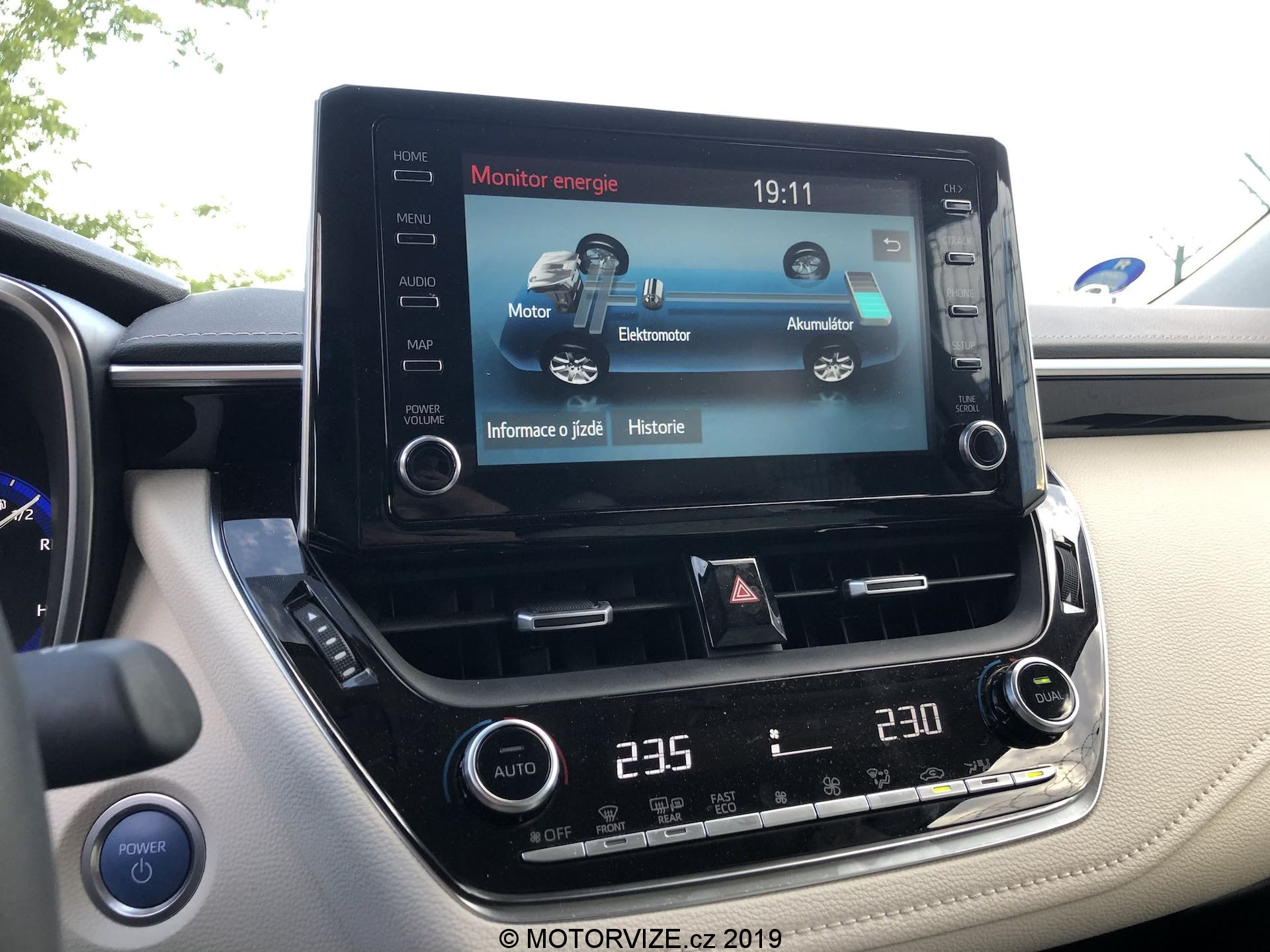 TEST: Toyota Corolla Sedan 1.8 Hybrid (2019)