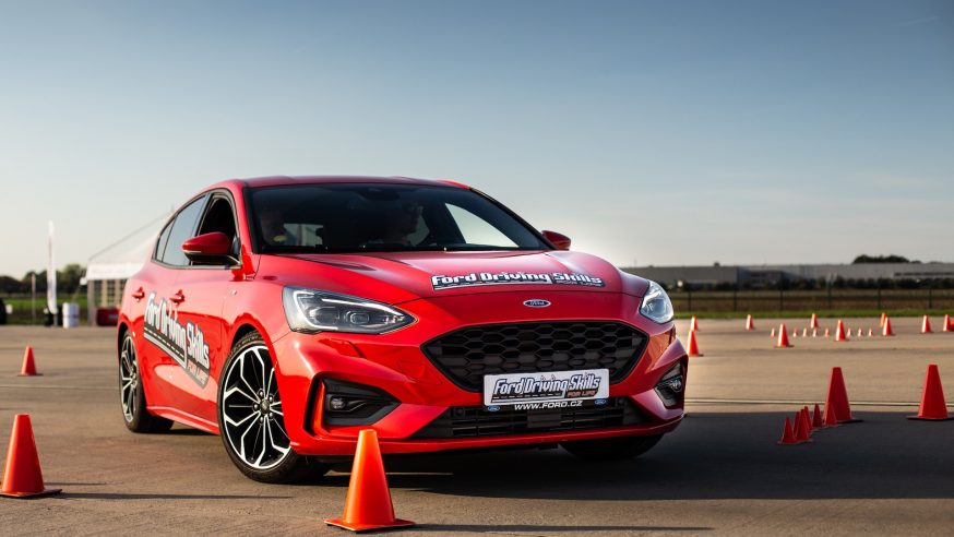 Fordova nadace opět přijíždí do ČR školit mladé řidiče: volná místa na příští víkend!