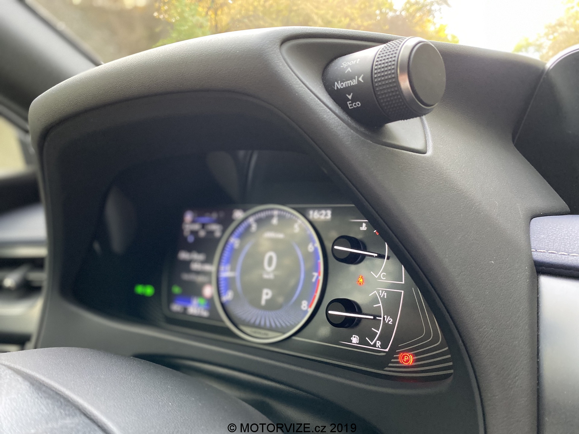 TEST: Lexus UX 200 (2019)