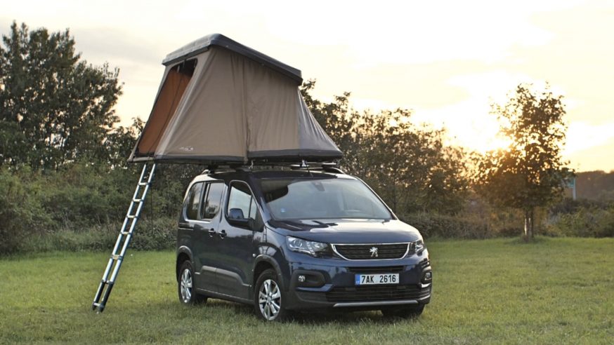 Za Volantem Peugeot Rifter se střešním stanem Egoé nest