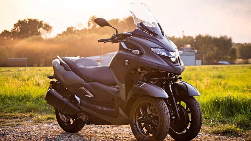 Yamaha Tricity 300: tři kola i porce výkonu pro příměstský skútr
