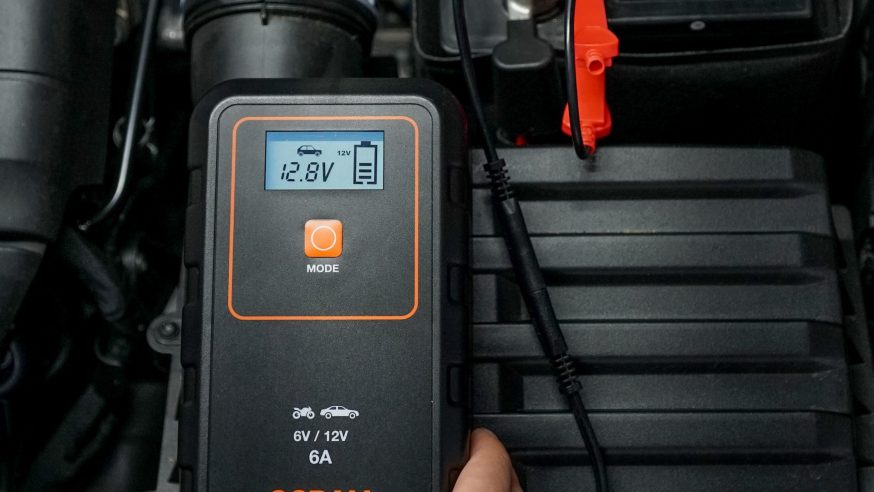 Autobaterie stále důležitější součástí vozu – údržbě pomohou inteligentní nabíječky