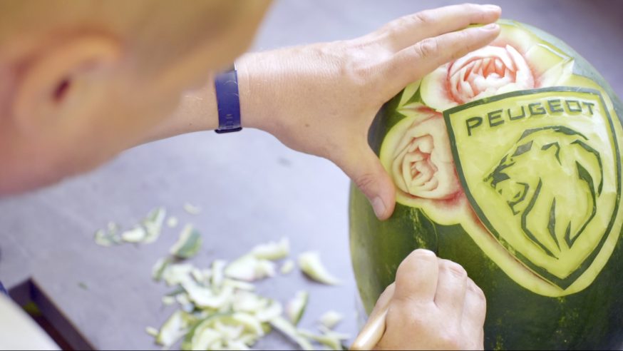 Reportáž: s šampionem ve fruit carvingu připravíme Peugeotu 308 nové logo