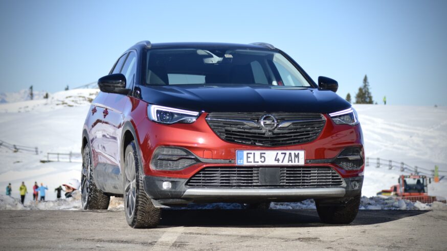 S plug-in hybridní čtyřkolkou od Opelu na hory: jak obstojí Grandland Hybrid4 na sněhu?