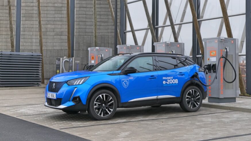 Jak vypadá každodenní soužití s elektromobilem aneb zima s Peugeotem e-2008 (vč. videa)
